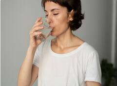 ਗਰਮੀਆਂ 'ਚ ਪੀਂਦੇ ਹੋ ਘੱਟ ਪਾਣੀ ਤਾਂ ਹੋ ਸਕਦੀਆਂ ਇਹ ਪਰੇਸ਼ਾਨੀਆਂ...ਹਾਲੇ ਸ਼ੁਰੂਆਤ ਹੈ, ਅਲਰਟ ਹੋ ਜਾਓ