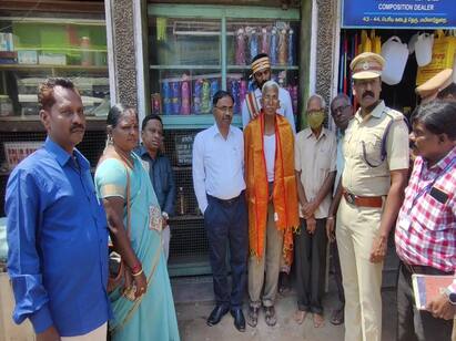 mayiladuthurai Plastic 5 Ton Seized one  Lakhs rupees penalty Mayiladuthurai: தடை செய்யப்பட்ட பிளாஸ்டிக் இங்கு விற்பனைக்கு இல்லை.. போர்டு வைத்த வியாபாரியை பாராட்டிய ஆட்சியர்...!