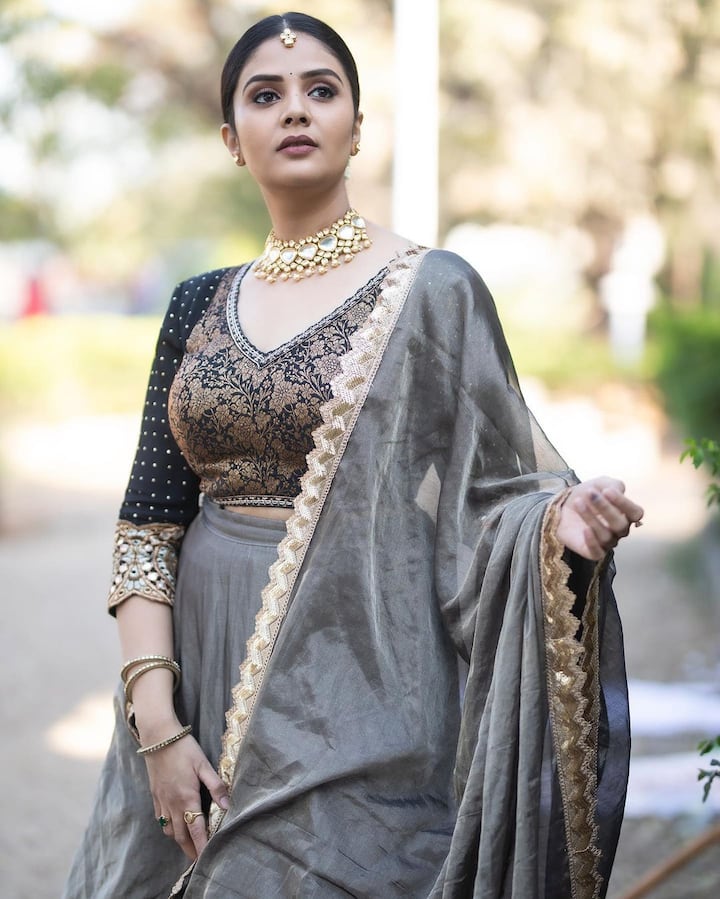 అదిరిపోయే పంచులతో అందరినీ నవ్విస్తుంది. Photo Credit: Sreemukhi /Instagram