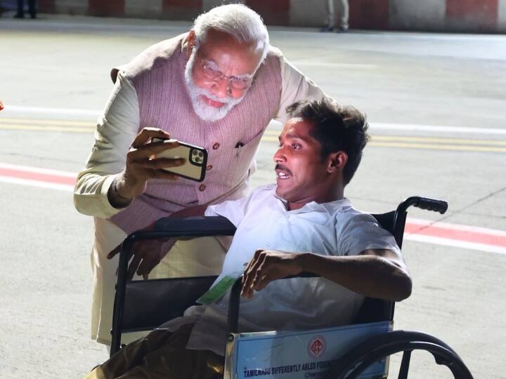 PM Modi Viral Selfie meeting with disabled BJP worker Thiru S Manikandan in Chennai PM Modi Selfie: जिनके साथ हर कोई खींचना चाहता है फोटो उन्होंने खुद ली स्पेशल सेल्फी, जानें क्यों चर्चा में है PM मोदी की ये तस्वीर