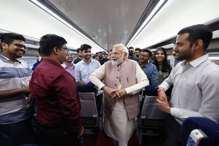 சென்னை மற்றும் கோயம்புத்தூர் இடையே 495.28 தூரத்தை 5 மணி 50 நிமிடங்களில் இந்த ரயில் கடக்கும். இந்த ரயில் திருப்பூர், ஈரோடு மற்றும் சேலத்தில் நிறுத்தப்படும். புதன்கிழமை தவிர அனைத்து நாட்களிலும் இந்த ரயில் இயக்கப்படும்.