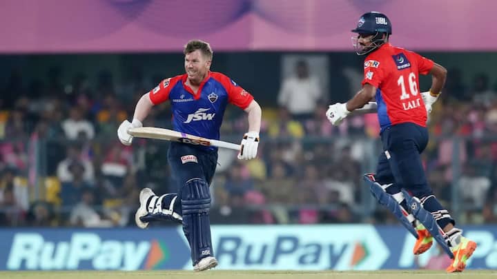 এই ম্যাচেই দিল্লি ফ্র্যাঞ্চাইজির হয়েও দুই হাজার রান সম্পূর্ণ করেন অজি তারকা ব্যাটার।