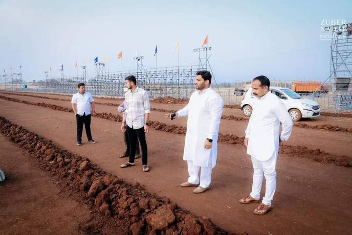 बैलगाडी शर्यतीची सुरवात गोमातेच्या पूजनाने झाली.