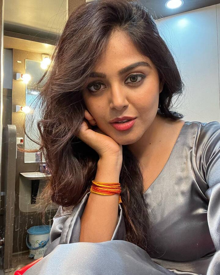 కొన్నాళ్లుగా సినిమాల్లో కనిపించని మోనాల్,  సోషల్ మీడియాలో అప్పుడప్పుడు మెరుస్తూ ఉంటుంది.