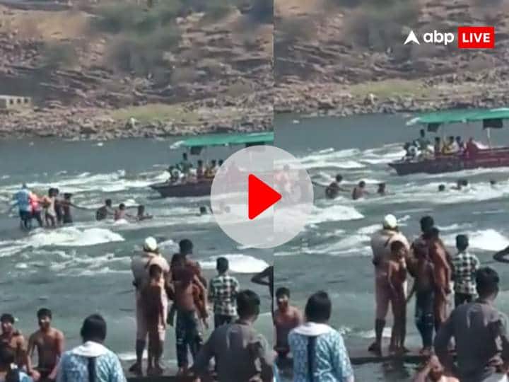 Omkareshwar Narmada River Dam 15 devotees stranded after ignoring warning siren Rescued dam Watch: सायरन को अनसुना कर बांध पर खड़े रहे कई पर्यटक, अचानक बढ़ा नर्मदा नदी का पानी और...