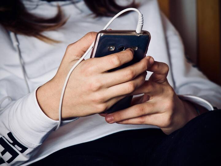 Smartphone Usage Over 3 Hours a Day in Teens May Cause Back Pain Smartphone Usage: టీనేజర్స్- రోజు 3 గంటలకుపై స్మార్ట్ ఫోన్ వాడుతున్నారా? అయితే, మీకు ఇబ్బందులు తప్పవు!