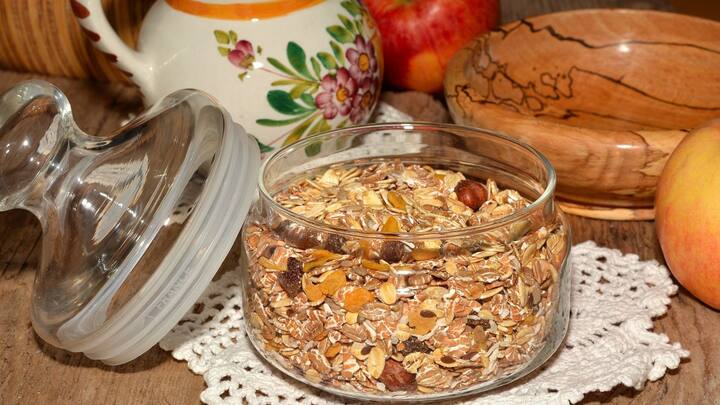 Consuming Oats: ব্রেকফাস্টে ওটস পছন্দ করেন? যদি না করেন, তা হলে এবার একটু ভেবে দেখেন পারেন।  হোল গ্রেনের দুনিয়ায় অন্যতম পুষ্টিকর খাবার ওটস, স্বাস্থ্যের ক্ষেত্রেও যার একাধিক গুণাগুণ রয়েছে।