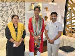 योगी सरकार के मंत्री नंद गोपाल गुप्ता नंदी के साथ दिखे कवि कुमार विश्वास, खास अंदाज में चर्चा करते आए नजर