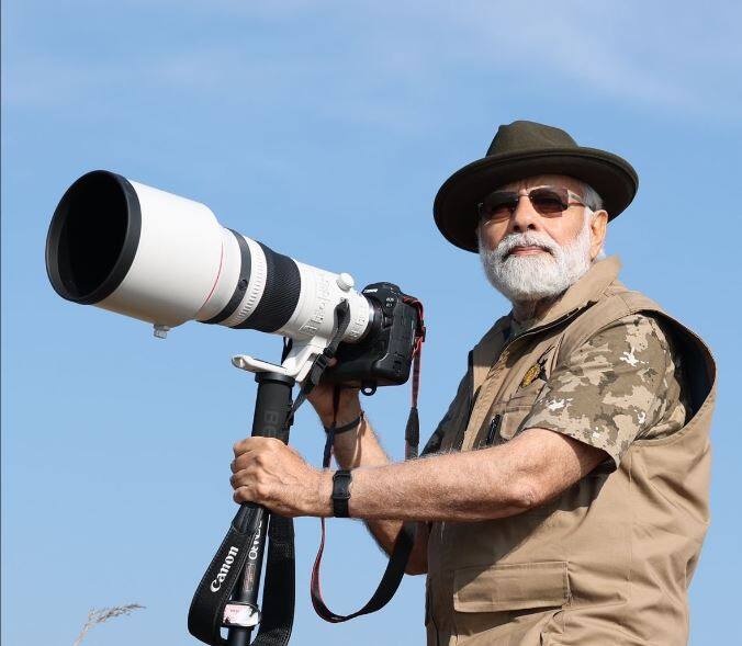 कर्नाटकच्या बांदीपूर व्याघ्र प्रकल्पाला भेट देत पंतप्रधान मोदींनी छायाचित्रे देखील काढल्याचे पाहायला मिळालं.