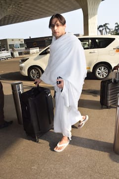 Asim Riaz Goes For Umrah With Brother Umar Riaz - See Pics