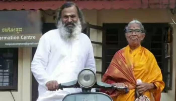 Dakshinamurthy Krishnakumar left Software job Mother pilgrimage on an old Scooter with Mother ਮਾਂ ਲਈ ਛੱਡ ਦਿੱਤੀ ਮੋਟੀ ਸੈਲਰੀ ਵਾਲੀ ਨੌਕਰੀ , ਪੁਰਾਣੇ ਸਕੂਟਰ 'ਤੇ ਤੀਰਥ ਯਾਤਰਾ ਕਰਵਾਉਂਦਾ ਹੈ ਅੱਜ ਦਾ 'ਸ਼ਰਵਣ ਕੁਮਾਰ'