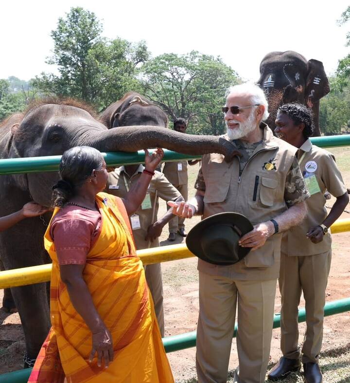 पंतप्रधान नरेंद्र मोदी यांनी ऑस्कर विजेत्या 'द एलिफंट विस्परर्स' या माहितीपटातील जोडप्याची भेट घेतली आहे.