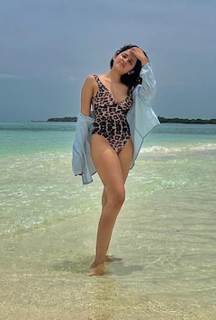 Shirley Setia - Maldives : స్విమ్ సూట్‌లో షిర్లే సేథియా