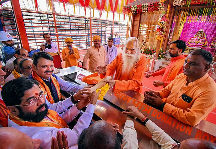 सीएम शिंदे ने कहा कि सभी को लगता था कि राम मंदिर का निर्माण कैसे होगा. पहले कुछ लोग कहते थे कि मंदिर वहीं बनाएंगे, लेकिन तारीख नहीं बताएंगे. देश के प्रधानमंत्री नरेन्द्र मोदी ने सबको झुठला दिया है और राम मंदिर का निर्माण शुरू कर दिया है.