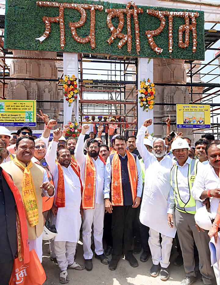 एक दिवसीय दौरे पर पहुंचे एकनाथ शिंदे के साथ महाराष्ट्र के उपमुख्यमंत्री देवेंद्र फडणवीस भी मौजूद रहे और दोनों के स्वागत के लिए बड़ी संख्या में ढोल नगाड़े और सजावट के साथ शिवसैनिक इकट्ठा हुए.