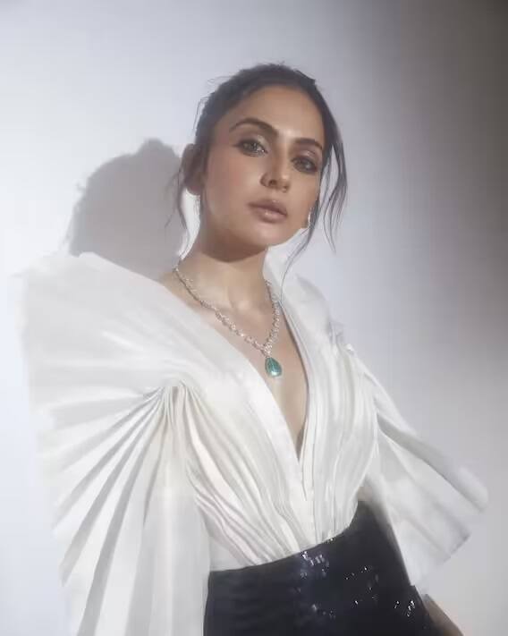 Rakul Preet Singh Pics: રકુલ પ્રીત સિંહ પોતાની ફેશન સ્ટાઇલથી સોશ્યલ મીડિયા પર છવાયેલી રહે છે. એકવાર ફરીથી એક્ટ્રેસને ગ્લેમર અવતાર જોવા મળ્યો છે. જુઓ અહીં દિલચસ્પ તસવીરો.....
