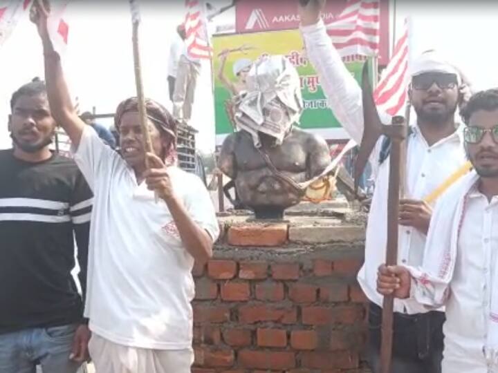 Jharkhand Birsa Munda Statue Installation at Seraikela dobo bridge by Supporters ANN Jharkhand: डोबो पुल पर आदिम जनजाति के लोगों ने स्थापित की बिरसा मुंडा की प्रतिमा, समर्थकों ने कहा- 'अपमान बर्दाश्त नहीं...'