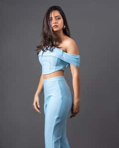 Ashika Ranganath Photos : ఆషికా... అందమైన చూపులతో చంపేస్తే ఎలా?