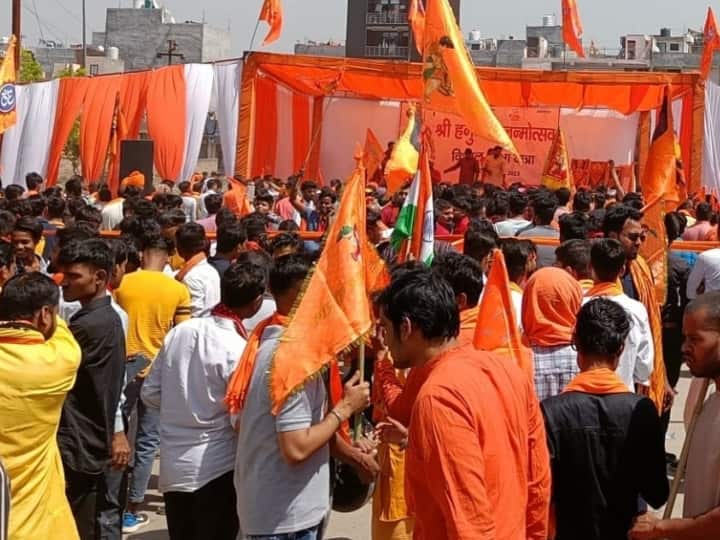 Noida youth took out Hanuman Jayanti Shobha Yatra with sword in hand, BJP MP comment goes viral Noida Shobha Yatra: नोएडा के युवक ने हाथों में तलवार लेकर निकाली शोभा यात्रा, BJP सांसद बोले- 'हनुमान जी सब ठीक करेंगे'