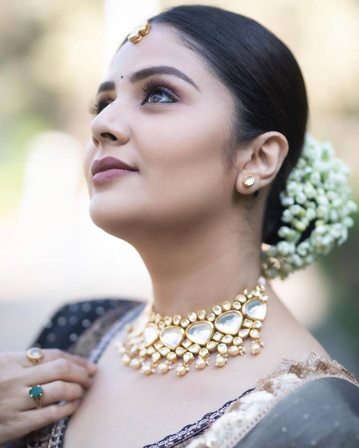 తన చలాకీ మాటలతో పాటు అందచందాలతో ఆడియెన్స్ ను ఆకట్టుకుంది. Photo Credit: Sreemukhi /Instagram