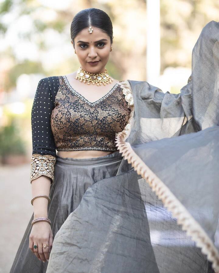 గ్రే కలర్ డ్రెస్ లో అందాల విందుతో అలరించింది. Photo Credit: Sreemukhi /Instagram