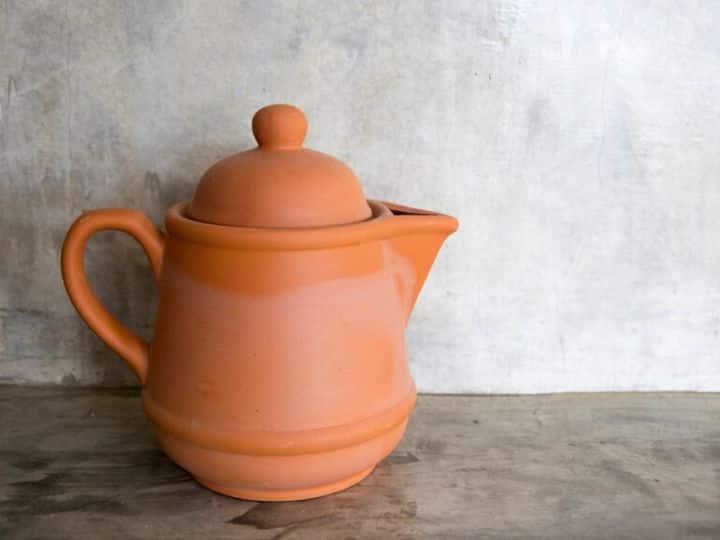 earthen pot benefits keep these 5 things in mind while cooking in clay pots Earthen Pots: मिट्टी के बर्तनों में खाना बनाने के हैं कई फायदे, मगर इन 4 बातों का ध्यान रखना भी है जरूरी