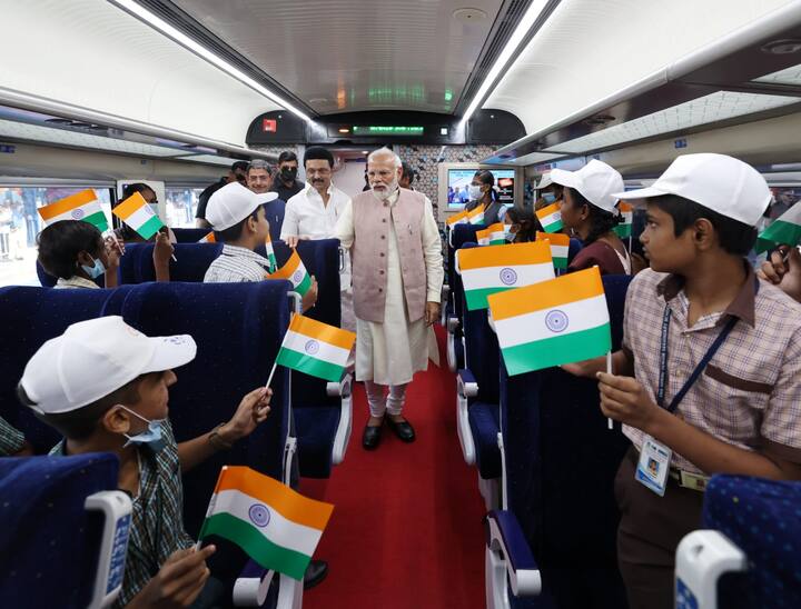 இந்த ரயிலில் ஒரு எக்ஸிகியூட்டிவ் கோச் உட்பட 8 பெட்டிகள் உள்ளது. 530 பேர் வரை பயணிக்க முடியும். இந்த நிகழ்ச்சியில் ஆளுநர் ஆர்.என்.ரவி, முதலமைச்சர் மு.க.ஸ்டாலின் உள்பட பலர் பங்கேற்றனர்.