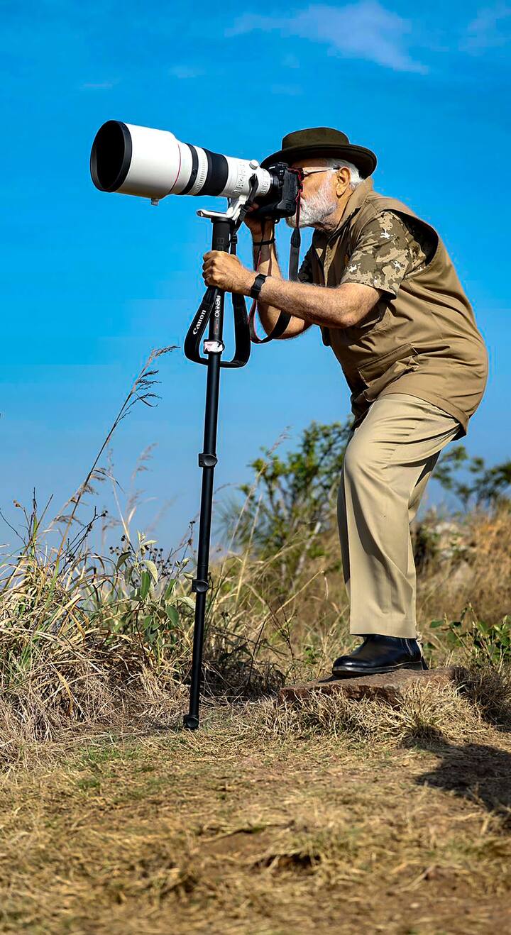 কালো টুপি, খাকি প্যান্ট, জলপাই রঙের টি-শার্ট। হাতে ভাঁজ করা হাতকাটা জ্যাকেট। জংলা পোশাকে সেজে দাক্ষিণাত্যে ব্যাঘ্রপ্রকল্প পরিদর্শনে প্রধানমন্ত্রী।
