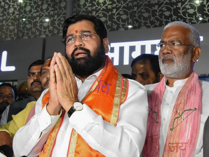 सीएम शिंदे के साथ शिवसेना के नेता, सांसद और विधायकों के अलावा बीजेपी नेता भी दिखे.