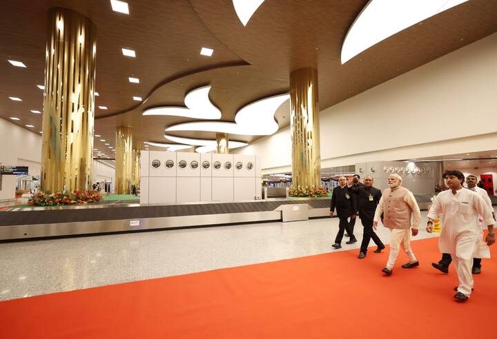 பிரதமர் மோடி நேற்று மதியம் 1.35 மணிக்கு ஹைதராபாத் பேகம்பேட் விமான நிலையத்திலிருந்து விமானப்படைக்கு சொந்தமான விமானம் மூலம் சென்னைக்கு 2.45 மணிக்கு வந்தார்.