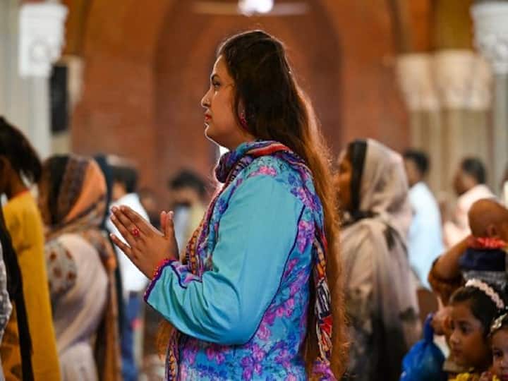 On Easter Sunday, Christian devotees pray at the Sacred Heart Cathedral in Lahore, Pakistan. (Image Source: AFP)