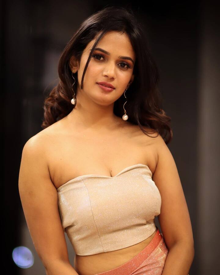 బుల్లితెర ఇలియానాగా పేరు తెచ్చుకుంది అరియానా.