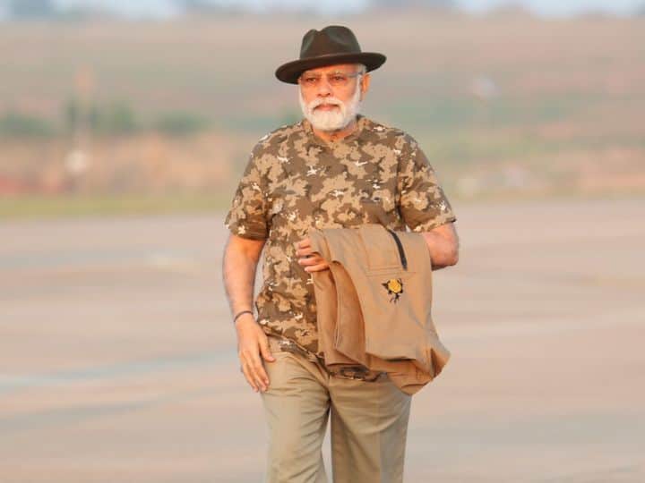 PM Modi dressed for mudumalai tiger reserves wearing black hat khaki pants ब्लैक हैट, खाकी पैंट और कैमॉफ्लाज टीशर्ट... टाइगर रिजर्व जाने से पहले कुछ इस अंदाज में दिखे PM मोदी