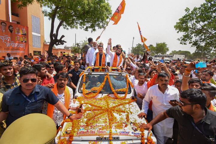 अयोध्या पहुंचे महाराष्ट्र के मुख्यमंत्री एकनाथ शिंदे और उपमुख्यमंत्री देवेंद्र फडणवीस का फूलों की माला पहनाकर स्वागत किया गया. इसी के साथ मौके पर भारी संख्या में शिवसेना कार्यकर्ता समेत नेता और अन्य लोग मौजूद रहे,