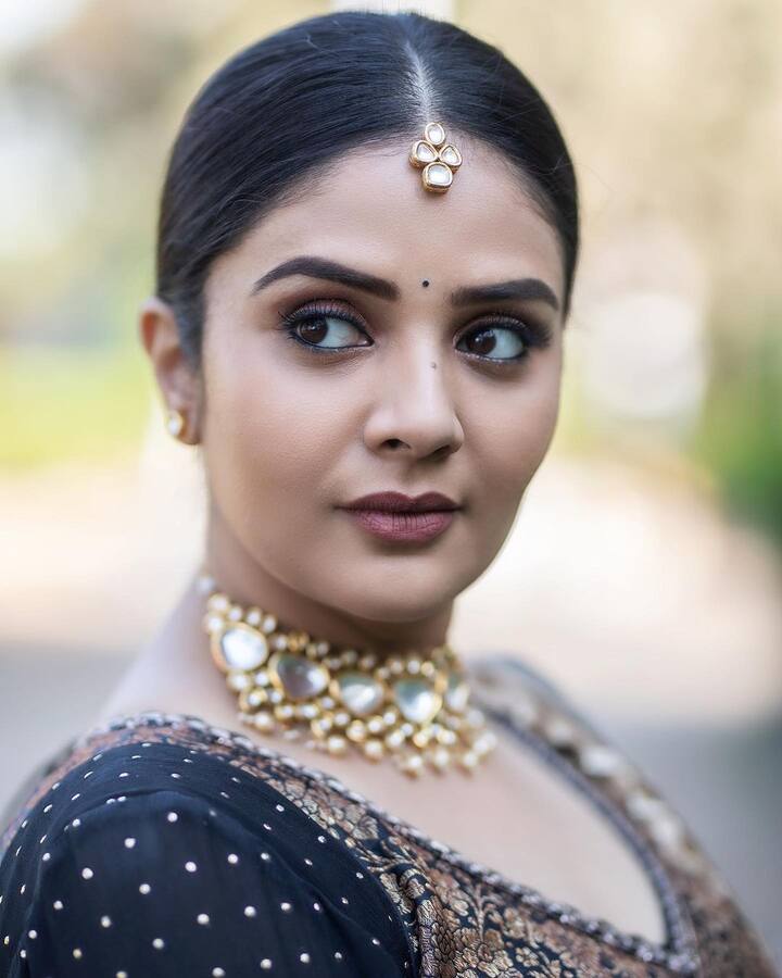 బుల్లితెరపై అమ్మడు హంగామా మామూలుగా ఉండదు. Photo Credit: Sreemukhi /Instagram
