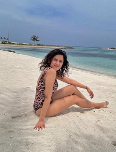 Shirley Setia - Maldives : స్విమ్ సూట్‌లో షిర్లే సేథియా