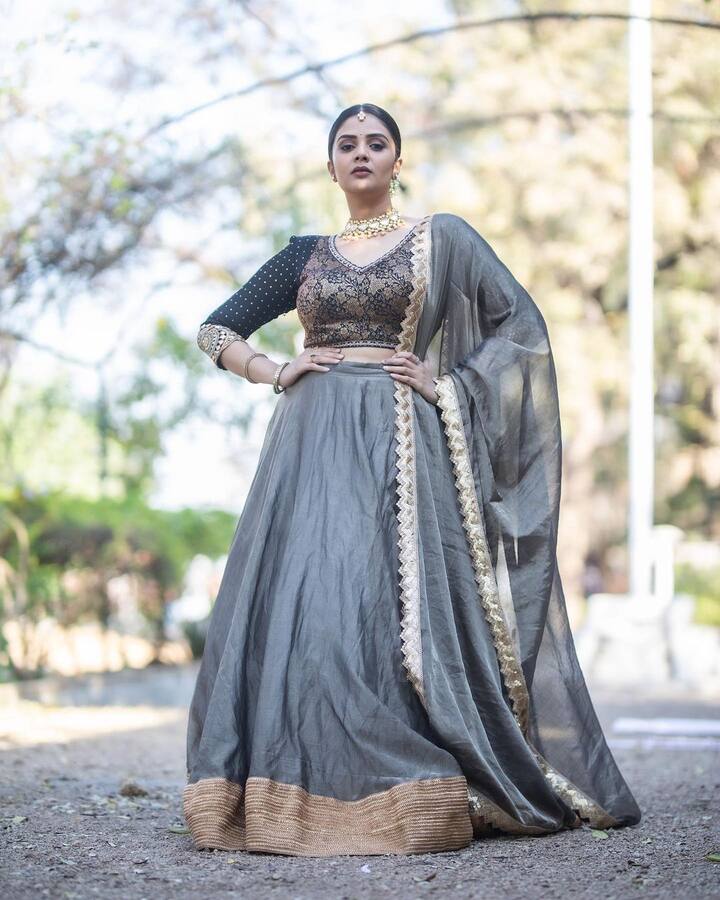 అమ్మడు అందానికి నెటిజన్లు ఫిదా అవుతున్నారు. Photo Credit: Sreemukhi /Instagram