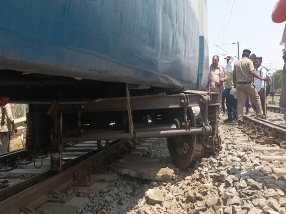 Train Derailed in Buxar: बक्सर के डुमरांव में मालगाड़ी के आठ चक्के पटरी से उतरे, डाउन लाइन पर परिचालन ठप Train Derailed in Buxar: बक्सर के डुमरांव में मालगाड़ी के आठ चक्के पटरी से उतरे, डाउन लाइन पर परिचालन ठप