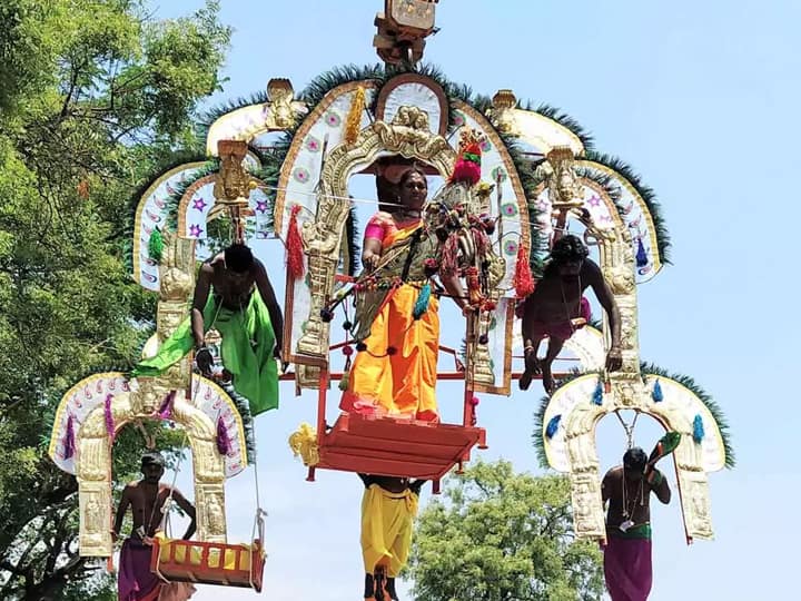 Devotees who came to Palani Murugan Temple after Panguni Utthiram கடந்த வாரமே முடிந்த பங்குனி உத்திரம்.. பறவைக்காவடியில் பக்தர்கள்.. இன்றும் கூட்டம் குறையாத பழனி..!