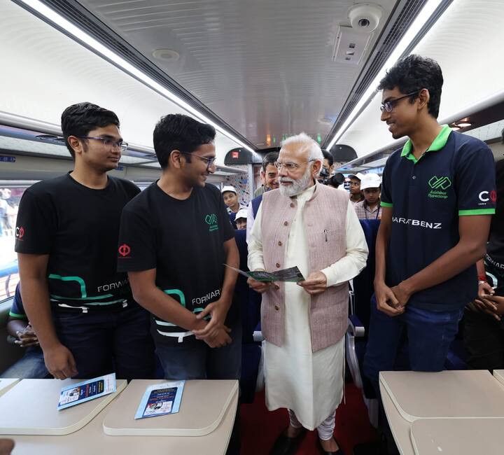 கோவையில் இருந்து காலை 6 மணிக்கு புறப்பட்டு மதியம் 12.10 மணிக்கு சென்னை சென்ட்ரல் சென்றடையும். திரும்பும் போது, சென்னை சென்ட்ரலில் இருந்து மதியம் 2.20 மணிக்கு புறப்படும் ரயில், இரவு 8.30 மணிக்கு கோவை சென்றடையும்.