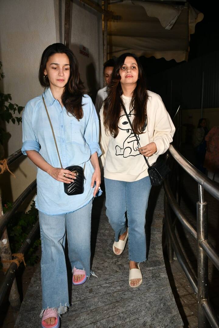 इस दौरान आलिया भट्ट काफी खुश दिखीं. सोनी राजदान और उनकी दोनों लाडली कैजुअल लुक में दिखाई दीं.