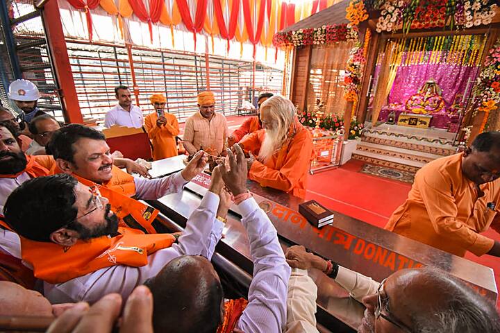 Ayodhya News: महाराष्ट्र के मुख्यमंत्री एकनाथ शिंदे और उपमुख्यमंत्री देवेंद्र फडणवीस रविवार को अयोध्या पहुंचे, जहां उनका भव्य स्वागत किया गया. इसके बाद महाराष्ट्र के मुख्यमंत्री एकनाथ शिंदे ने रामलला के दर्शन किए. सीएम शिंदे ने कहा कि राम मंदिर के निर्माण पर जिन लोगों ने संदेह किया उनको घर का रास्ता दिखा दिया गया. राम मंदिर का काम जोरों पर चल रहा है.