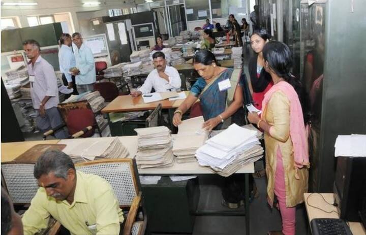 সরকার থেকে আগেই করা হয়েছে এই নিয়ম। মহার্ঘ্য ভাতার হিসাব মহার্ঘ ভাতার পরিমাণ বর্তমান ডিএ ও মূল বেতনের হারকে গুণ করার ভিত্তিতে গণনা করা হয়।
