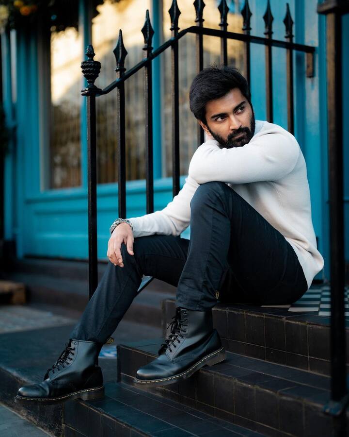 சேற்று தண்ணீரில்… மலரும் சிவப்பு தாமரையில்