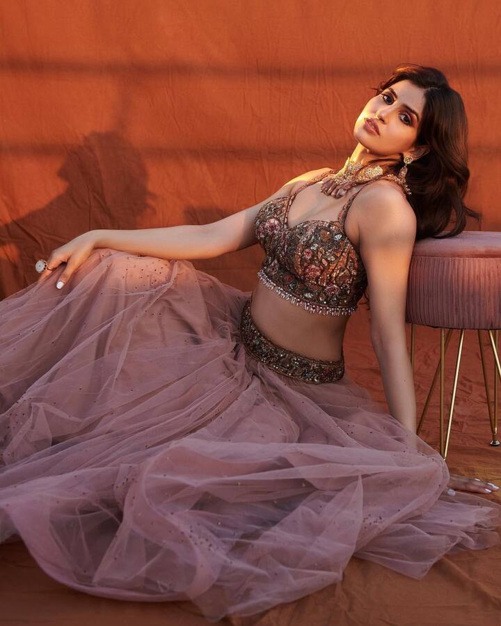 Shakshi Malik Photo: અભિનેત્રી સાક્ષી મલિક પોતાની બોલ્ડનેસના કારણે સોશિયલ મીડિયા પર લાઇમલાઇટમાં રહે છે. જ્યારે પણ સાક્ષી મલિક ઈન્સ્ટાગ્રામ પર પોતાની તસવીરો શેર કરે છે, ત્યારે તે ફેન્સમાં ઝડપથી વાયરલ થઈ જાય છે.