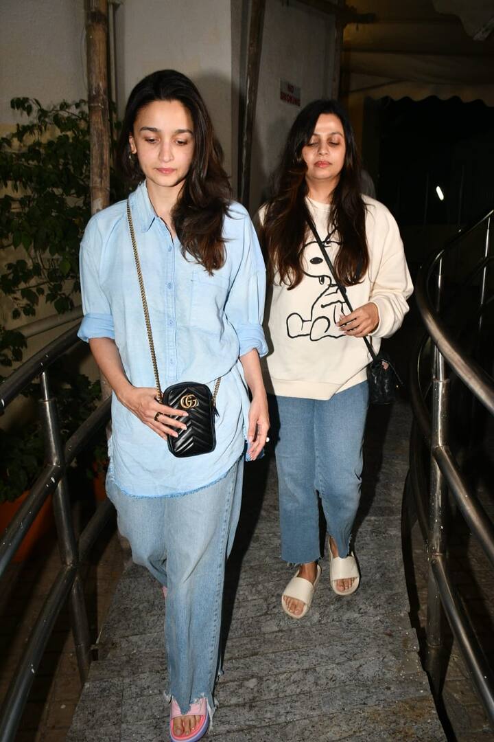 कुछ समय तक घर में आराम करने के बाद अब वह काम और फैमिली के साथ आउटिंग पर स्पॉट होती रहती हैं. आलिया भट्ट जल्द ही ‘रॉकी और रानी की प्रेम कहानी’ में रणवीर सिंह के साथ दिखाई देंगी.