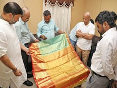 Tirumala News: తిరుమల శ్రీవారు, తిరుచానూరు అమ్మవార్లకు సిరిసిల్ల నేతన్న బంగారు చీరలు