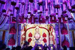 'दगडूशेठ' गणपती मंदिरात 50 लाख सुवासिक फुलांची आरास ; पाहा फोटो