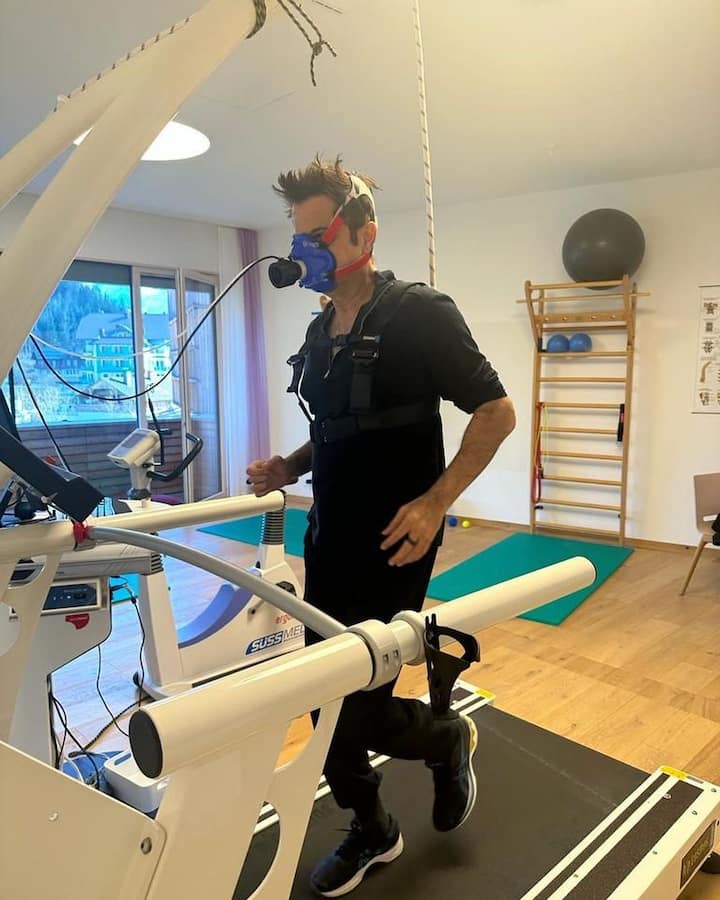 बता दें कि अनिल कपूर सोशल मीडिया पर काफी एक्टिव हैं. जहां हाल ही में उन्होंने अपना वर्कआउट वीडियो शेयर किया. वीडियो में वो ऑक्सीजन मास्क लगाकर ट्रेडमिल पर दौड़ लगाते हुए दिखाई दे रहे हैं.