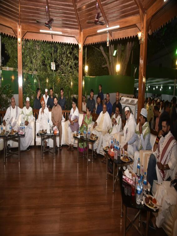 आरजेडी की इफ्तार पार्टी में जुटे बिहार के राजनीतिक दिग्गज